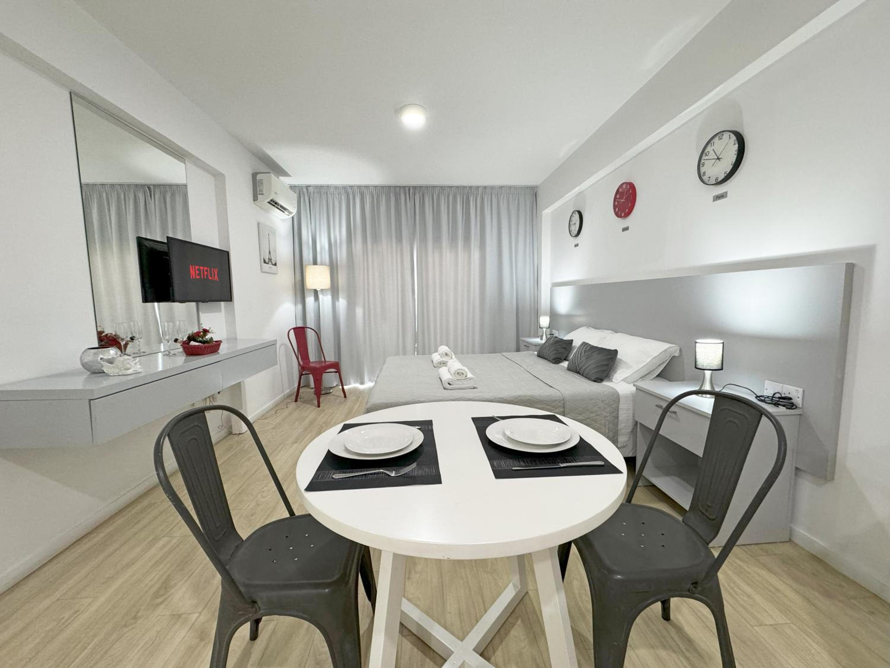 Palmbeach Larnaka Finikoudes - 1min to beach