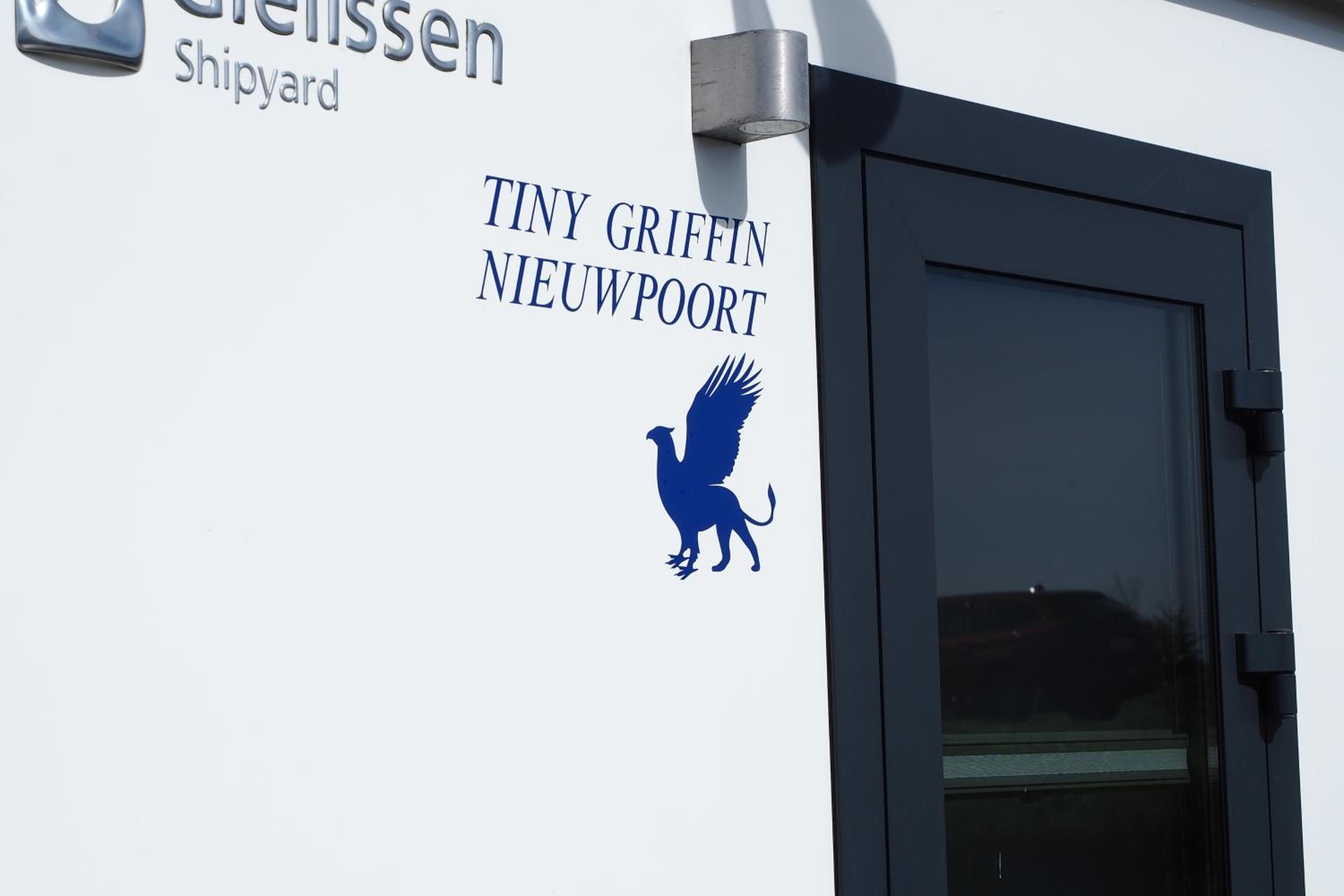 Houseboat Tiny Griffin