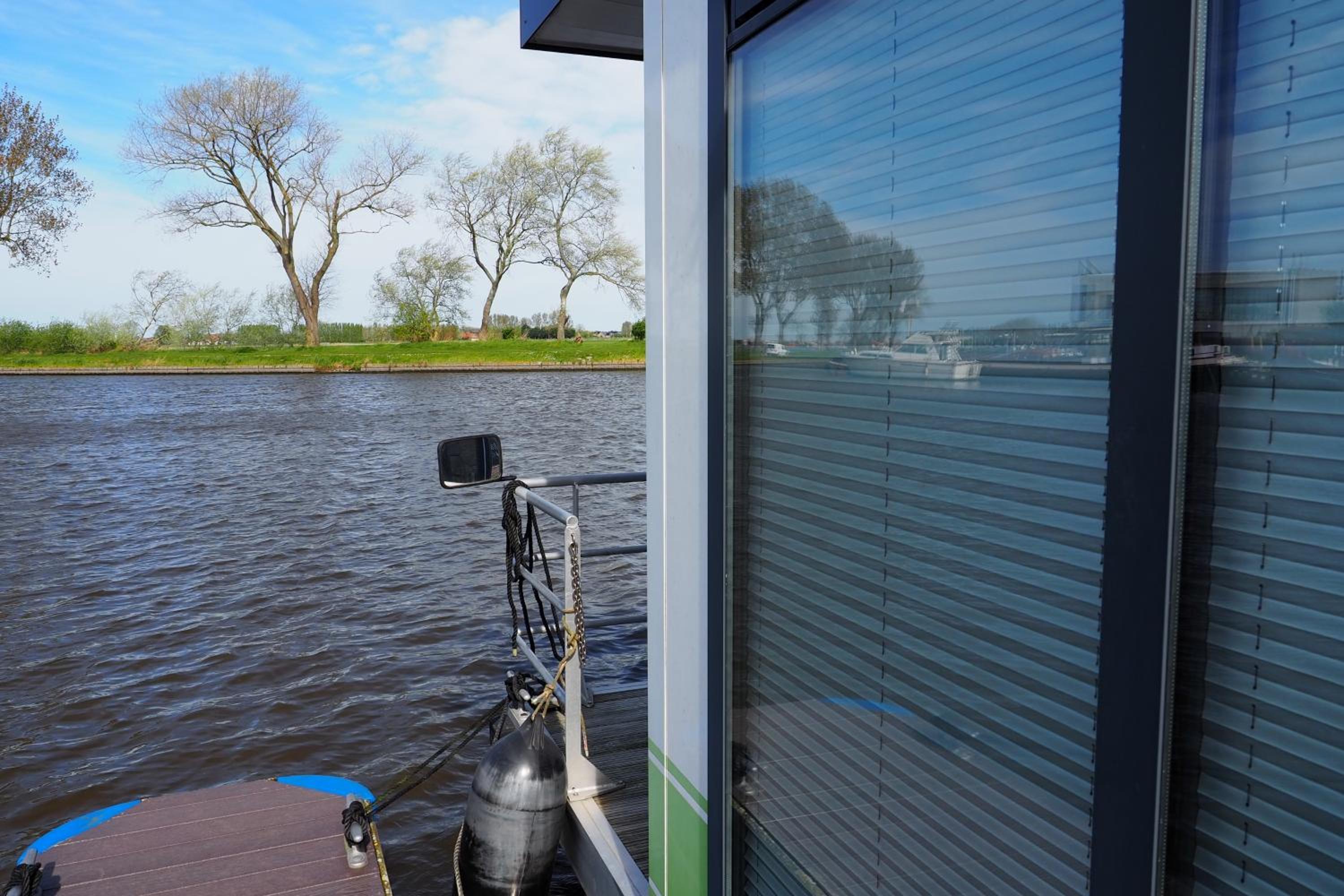 Houseboat Tiny Griffin