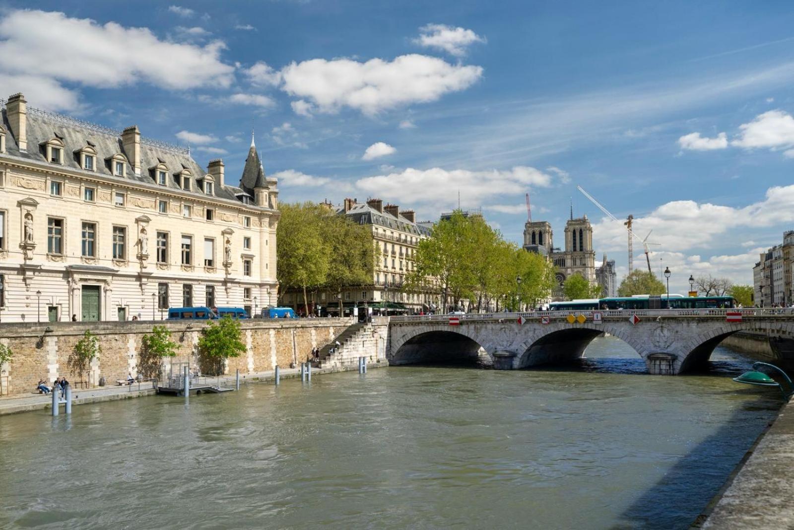 Paris Central Gem 9 Min Walk to Notre-Dame and Louvre