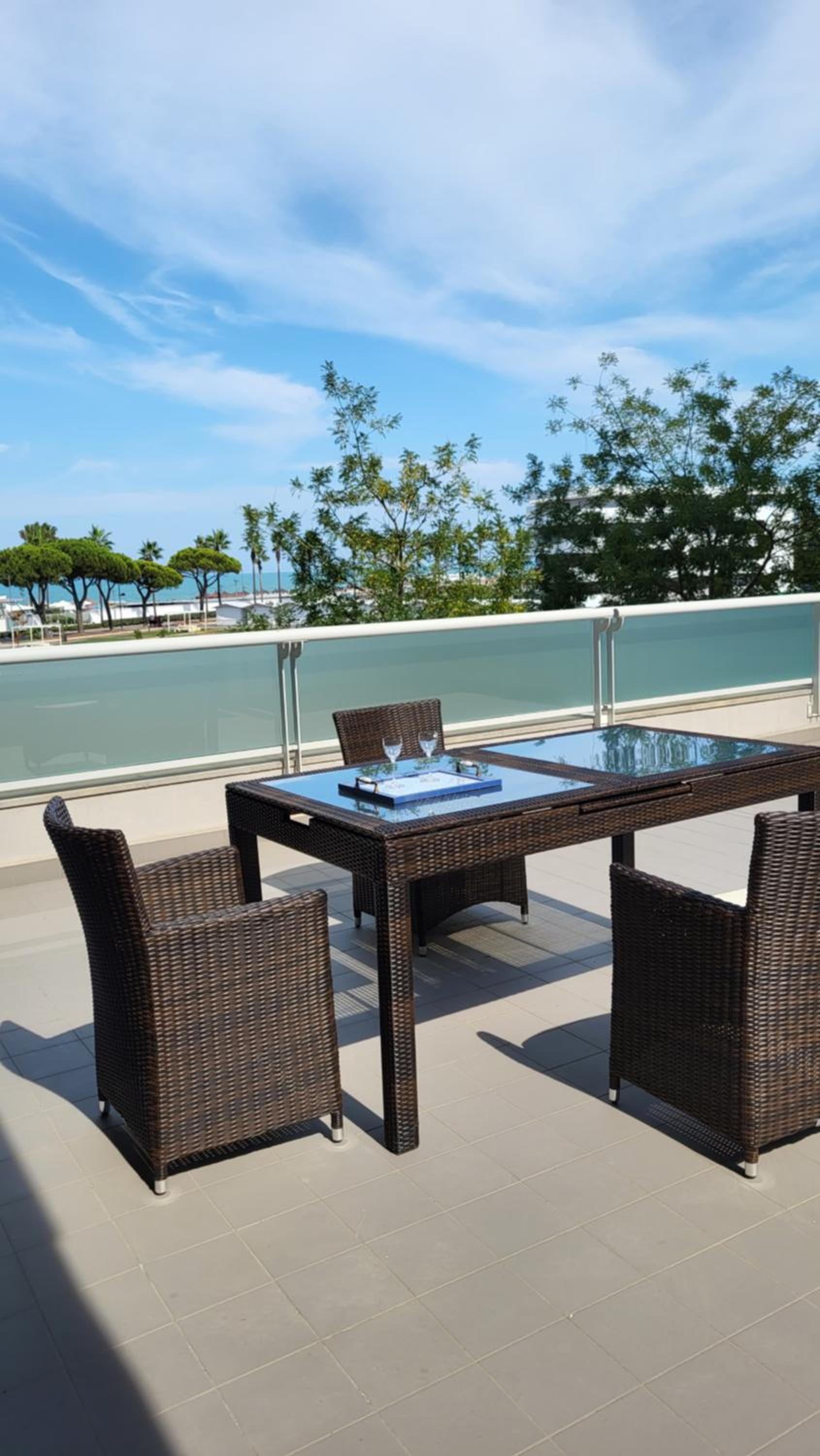 White-blue vibes, seafront 2-bedroom apt view 3