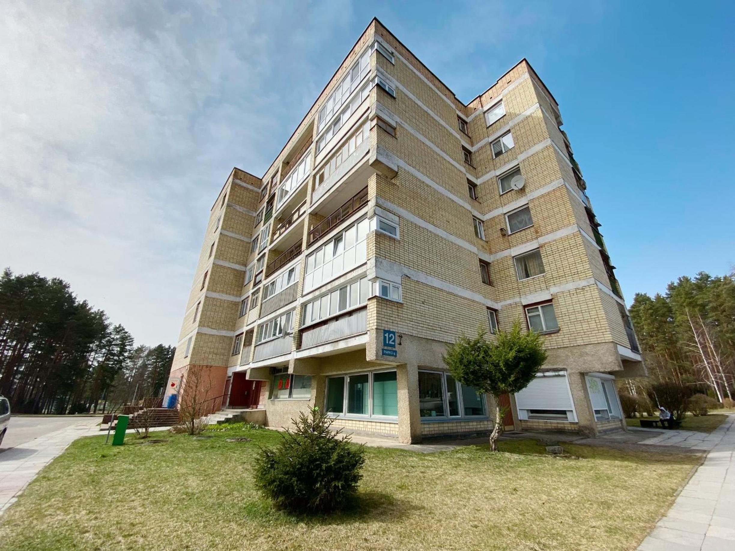 Erdvus butas su balkonu šalia ežero ir stadiono view 3