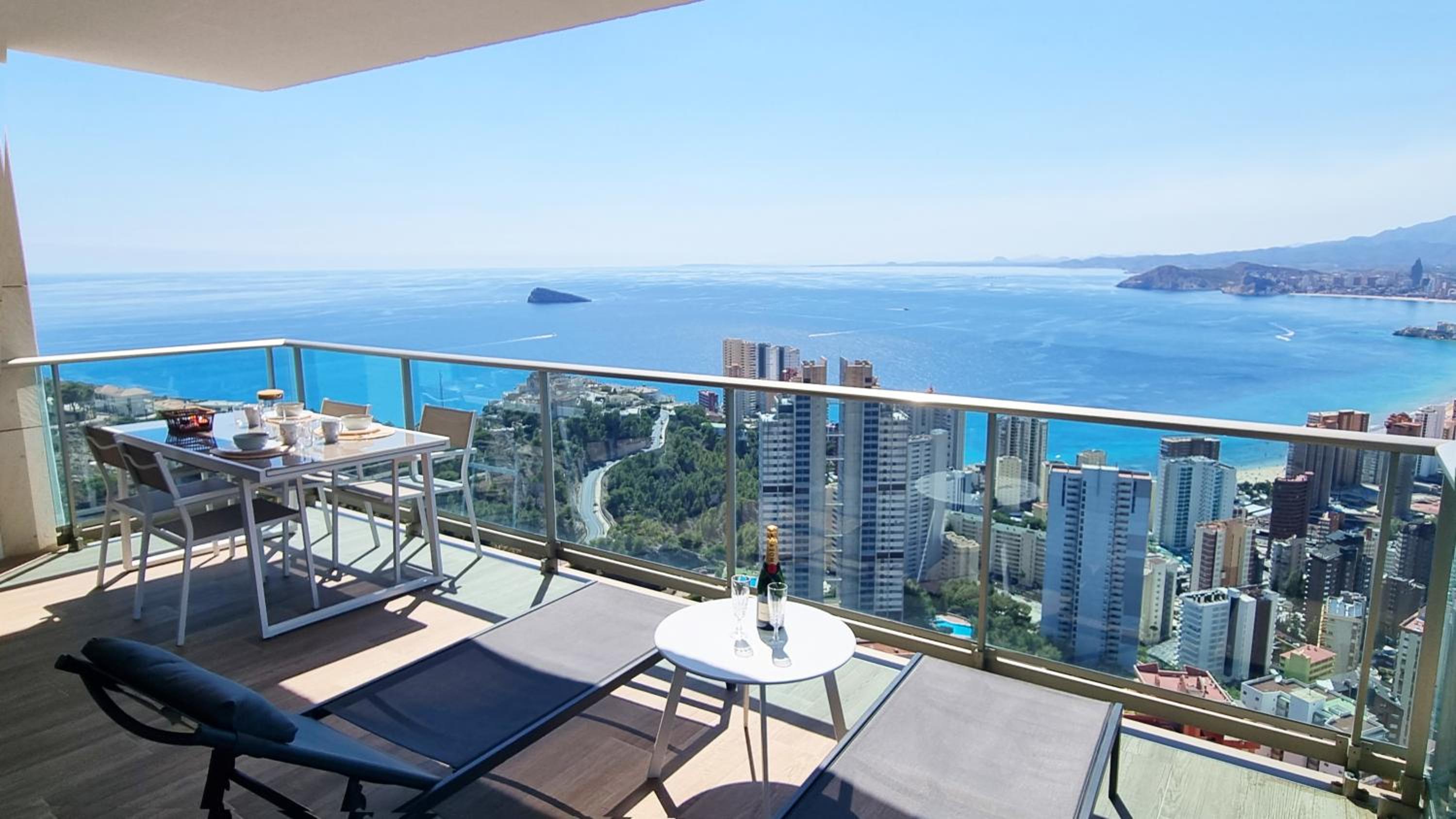 Skyscraper apartment with panoramic views - floor 38 view 2