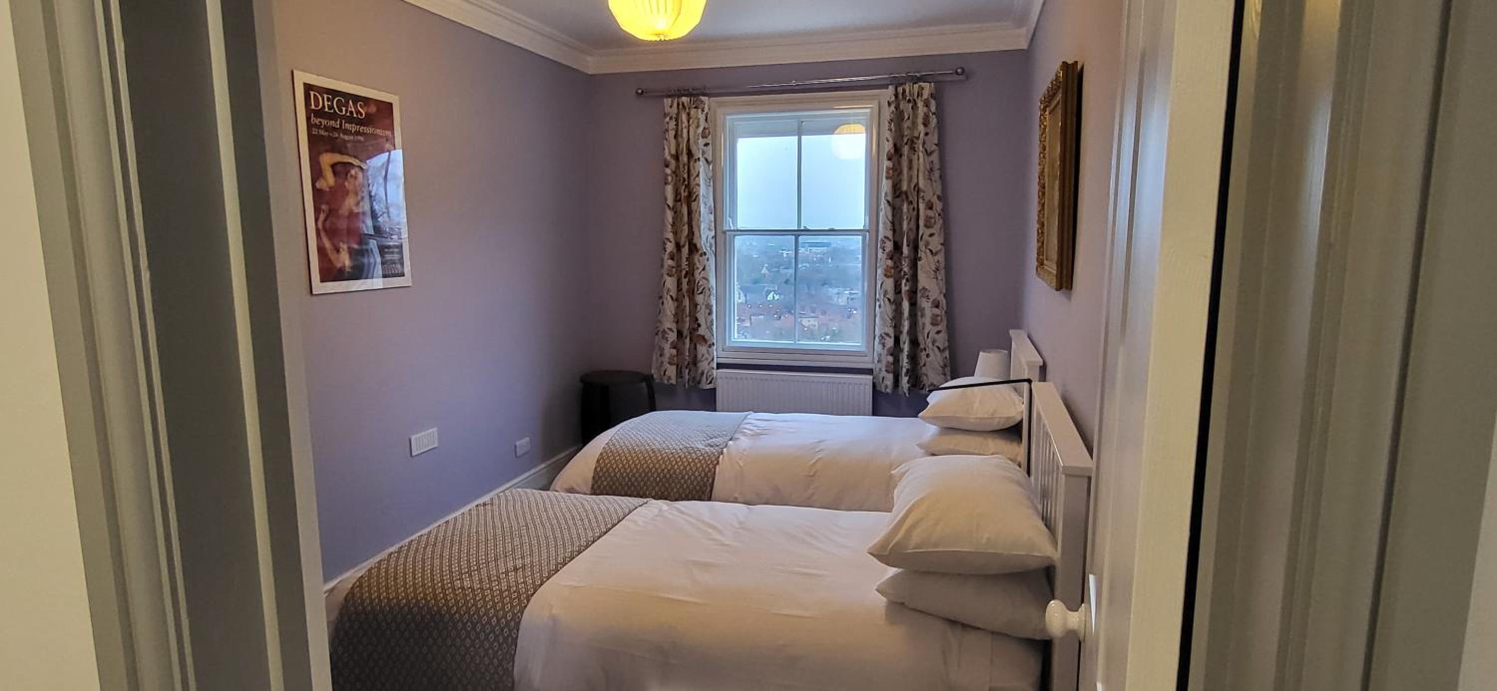 Lovely 3 bed house with amazing city views & free parking view 5