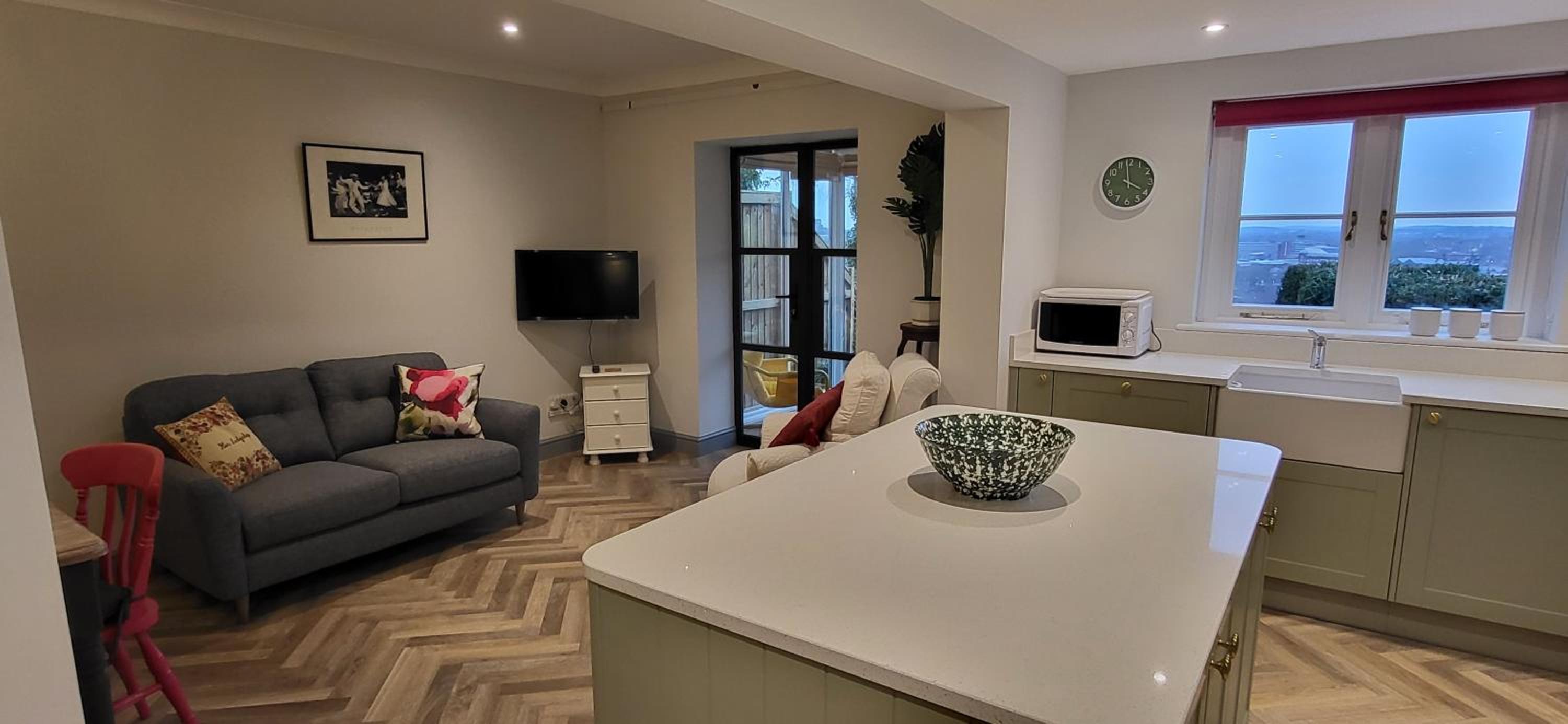 Lovely 3 bed house with amazing city views & free parking view 4