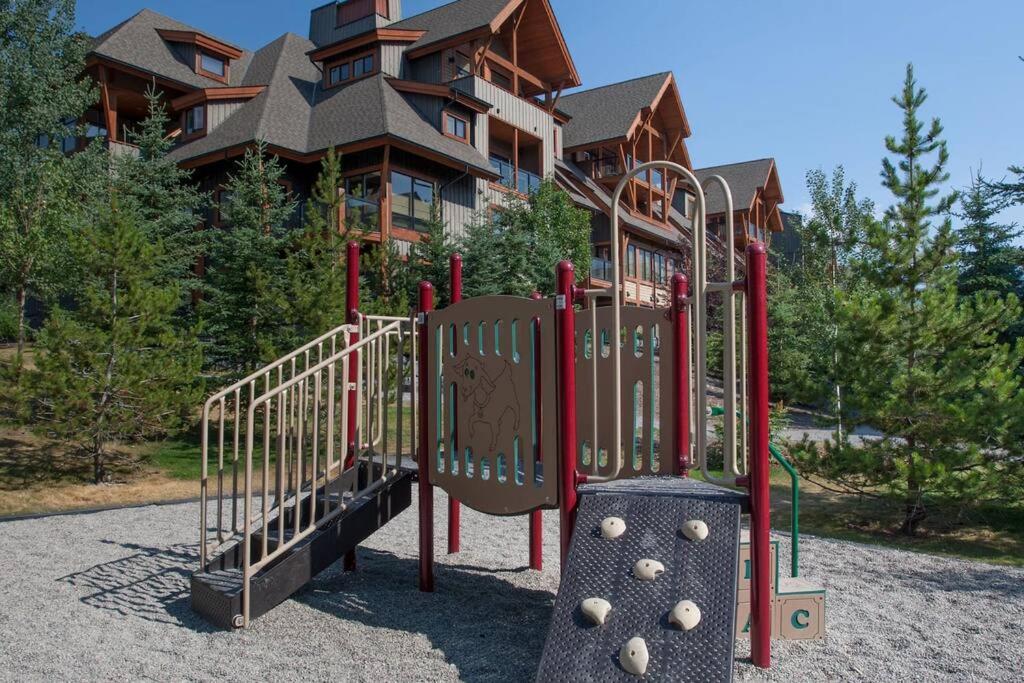 L202 - A Relaxed Vacation- 2BD+2BT, Heated Pool, Hot tubs, Gym, AC, Parkade