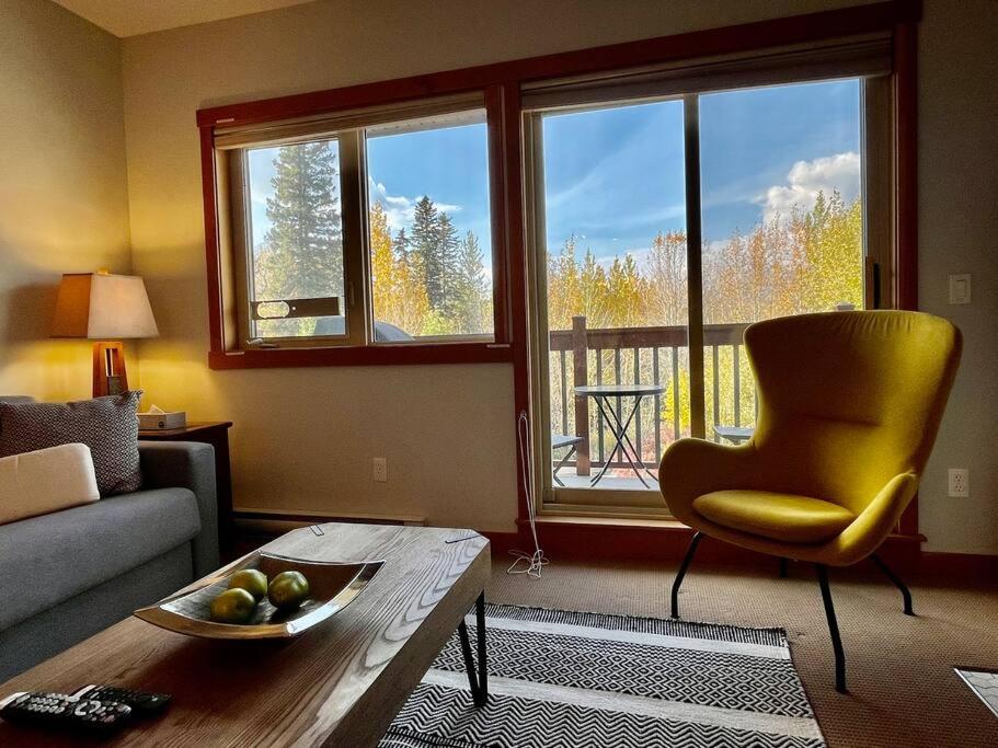 L202 - A Relaxed Vacation- 2BD+2BT, Heated Pool, Hot tubs, Gym, AC, Parkade