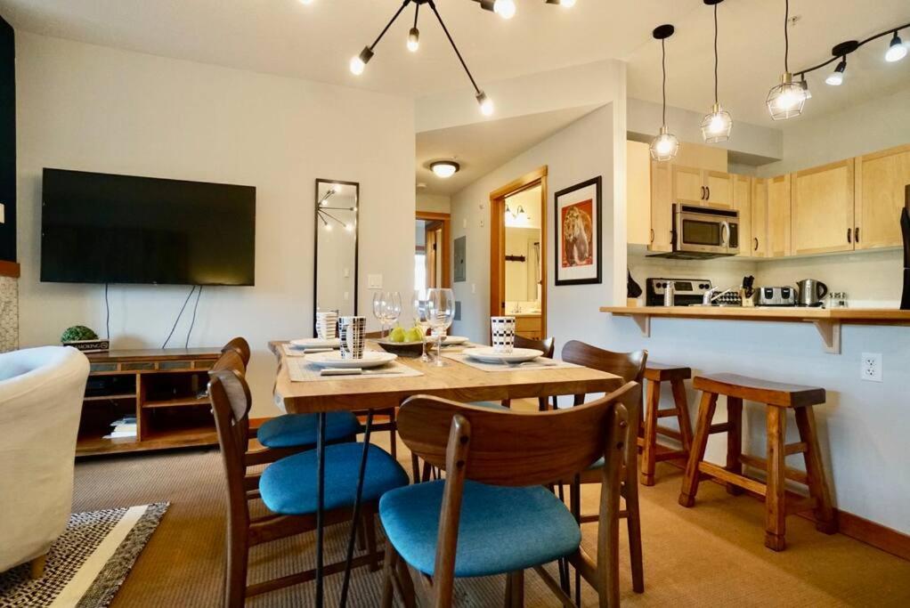 L202 - A Relaxed Vacation- 2BD+2BT, Heated Pool, Hot tubs, Gym, AC, Parkade