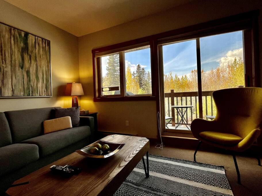 L202 - A Relaxed Vacation- 2BD+2BT, Heated Pool, Hot tubs, Gym, AC, Parkade