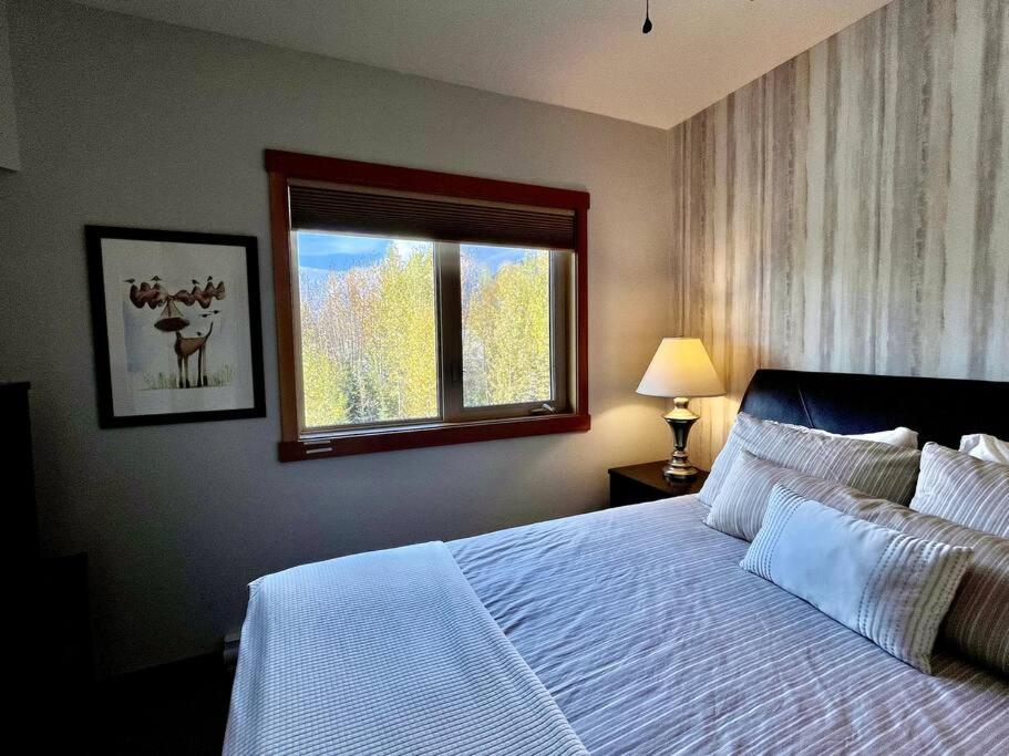L202 - A Relaxed Vacation- 2BD+2BT, Heated Pool, Hot tubs, Gym, AC, Parkade