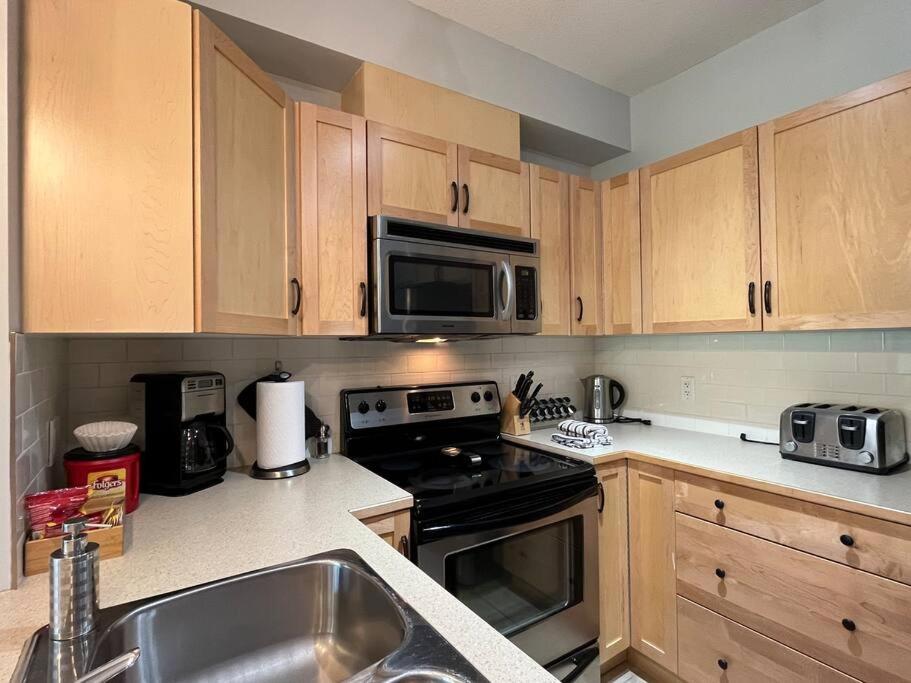 L202 - A Relaxed Vacation- 2BD+2BT, Heated Pool, Hot tubs, Gym, AC, Parkade