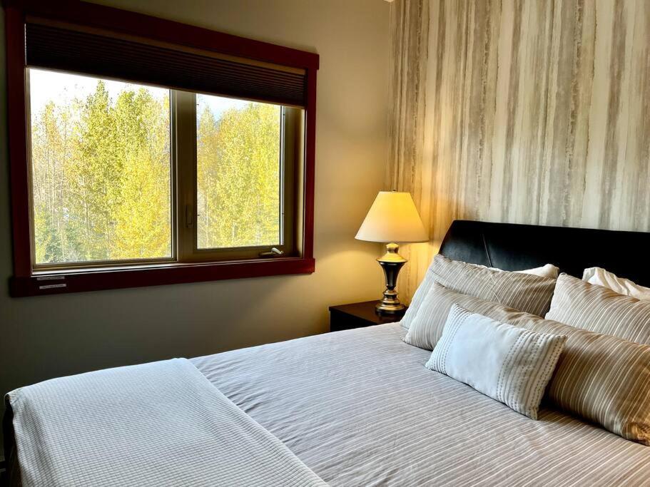 L202 - A Relaxed Vacation- 2BD+2BT, Heated Pool, Hot tubs, Gym, AC, Parkade