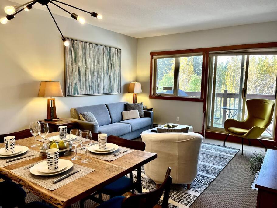 L202 - A Relaxed Vacation- 2BD+2BT, Heated Pool, Hot tubs, Gym, AC, Parkade