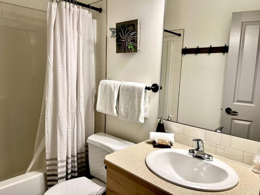 L202 - A Relaxed Vacation- 2BD+2BT, Heated Pool, Hot tubs, Gym, AC, Parkade