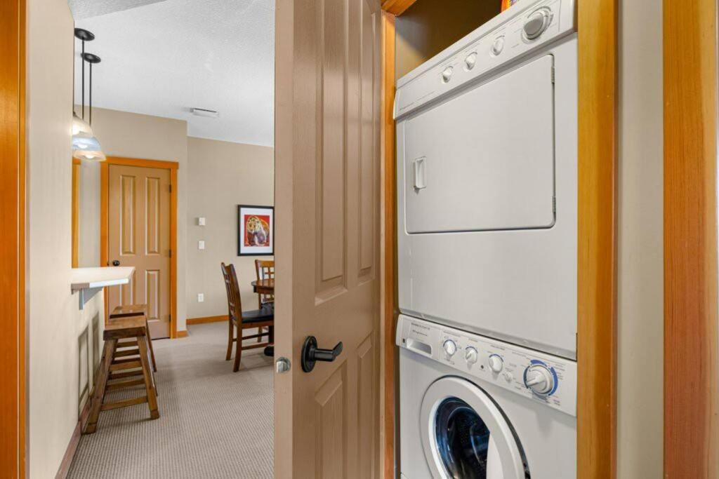L202 - A Relaxed Vacation- 2BD+2BT, Heated Pool, Hot tubs, Gym, AC, Parkade