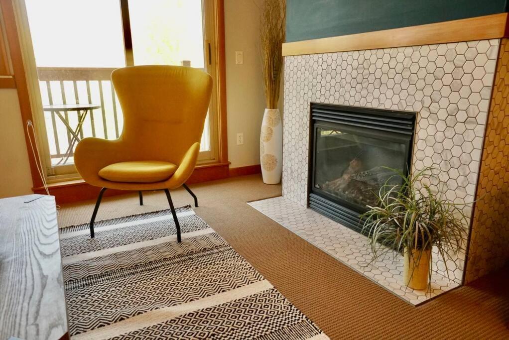 L202 - A Relaxed Vacation- 2BD+2BT, Heated Pool, Hot tubs, Gym, AC, Parkade