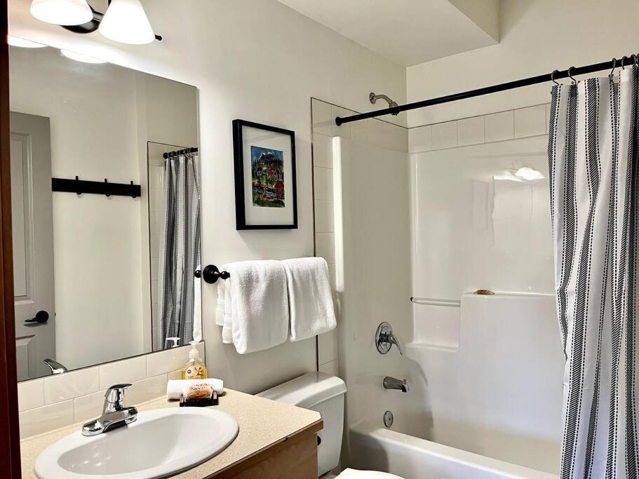 L202 - A Relaxed Vacation- 2BD+2BT, Heated Pool, Hot tubs, Gym, AC, Parkade