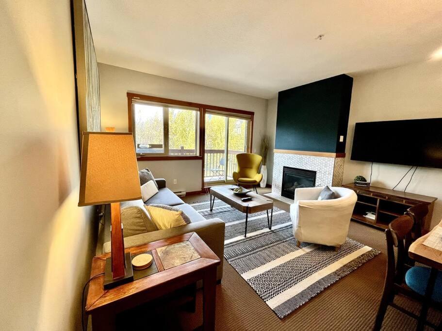 L202 - A Relaxed Vacation- 2BD+2BT, Heated Pool, Hot tubs, Gym, AC, Parkade