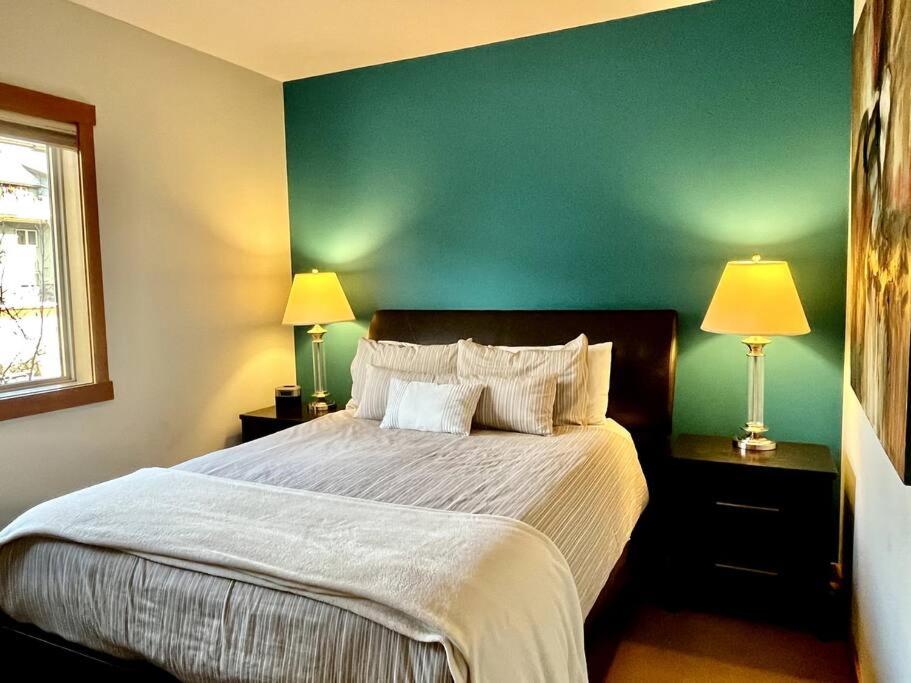 L202 - A Relaxed Vacation- 2BD+2BT, Heated Pool, Hot tubs, Gym, AC, Parkade