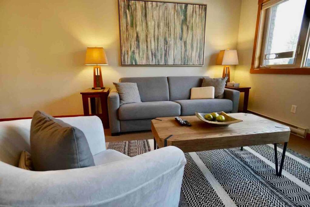 L202 - A Relaxed Vacation- 2BD+2BT, Heated Pool, Hot tubs, Gym, AC, Parkade