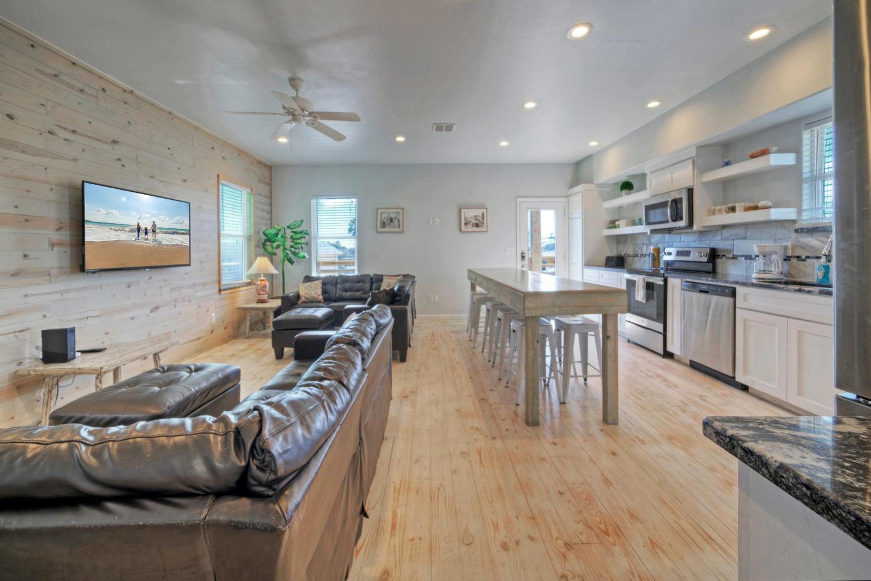 Sleeps 28 2 Homes w Boat Dock Waterfront Pool Laguna Village Haven