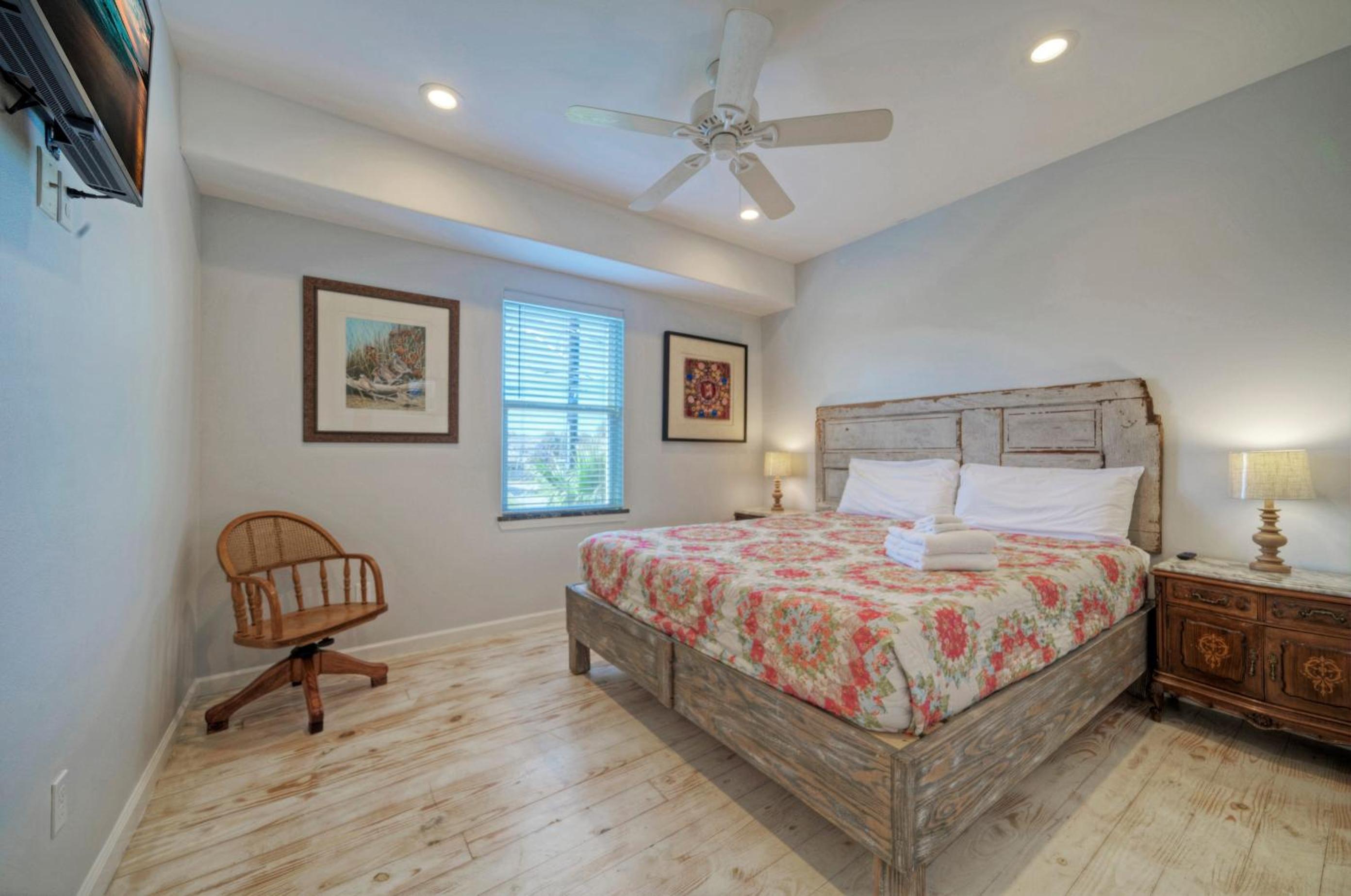 Sleeps 28 2 Homes w Boat Dock Waterfront Pool Laguna Village Haven