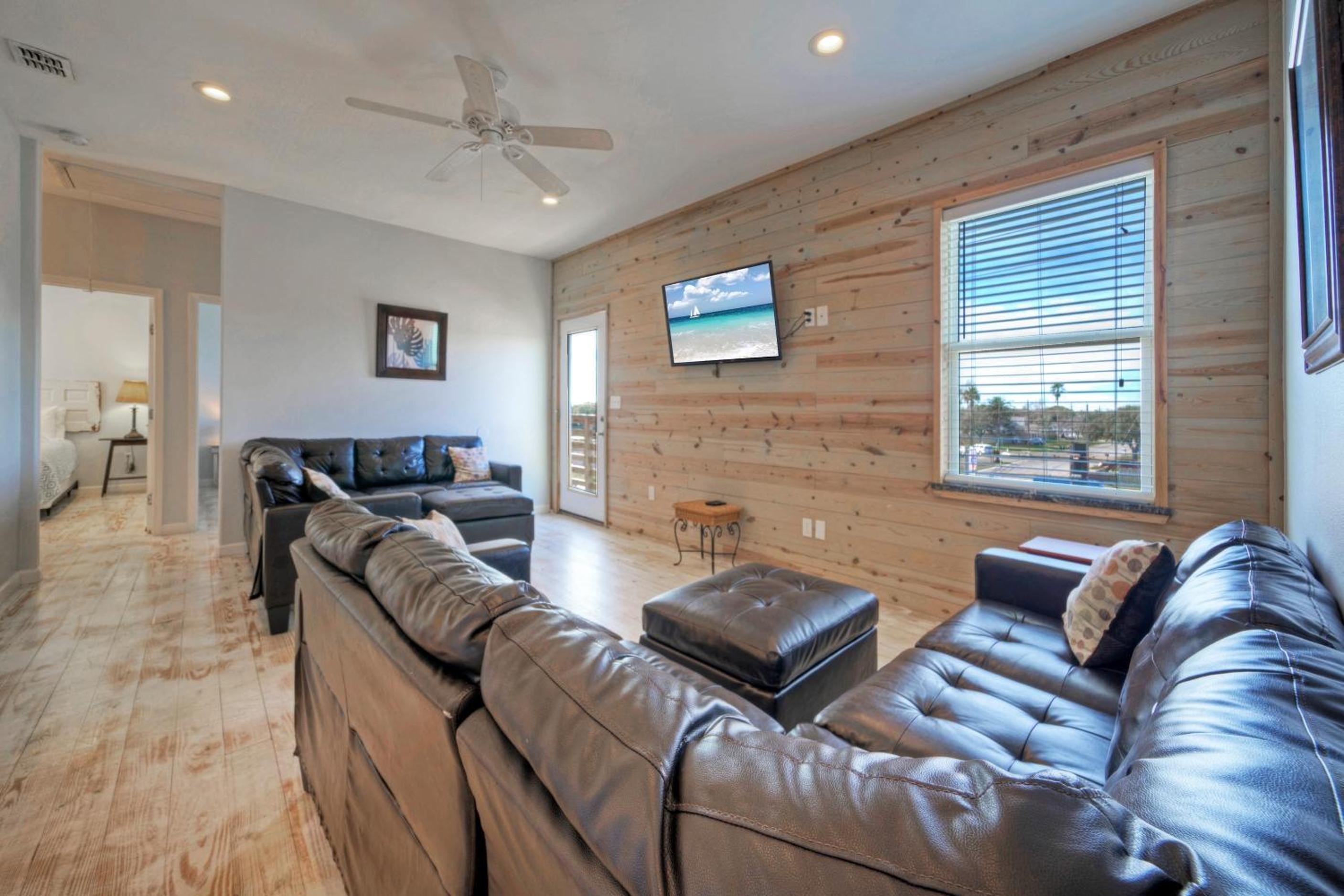 Sleeps 28 2 Homes w Boat Dock Waterfront Pool Laguna Village Haven