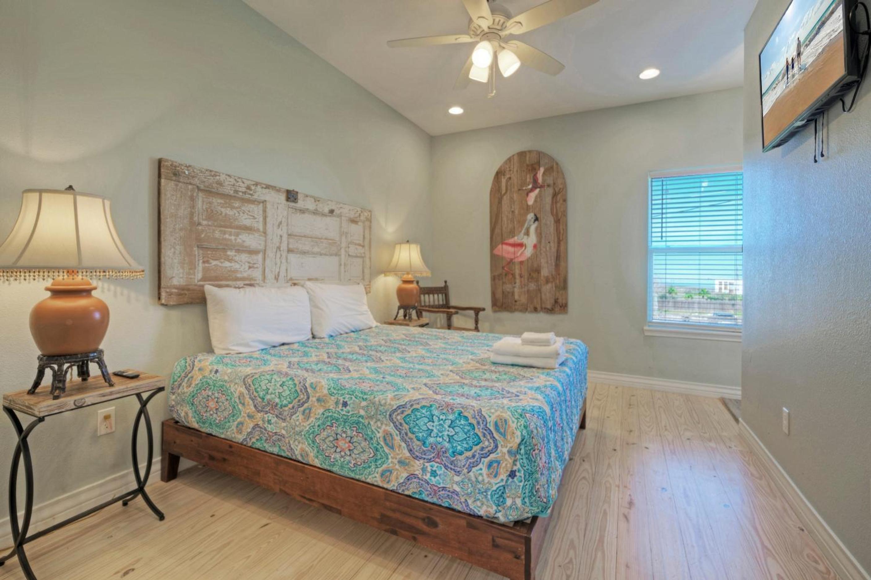 Sleeps 26 2 Homes w Waterfront Pool Boat Dock Laguna Village Escape