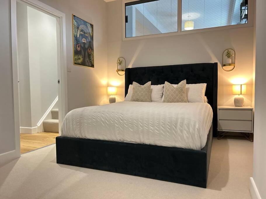 Trendy City Centre Apartment with FREE Parking view 3