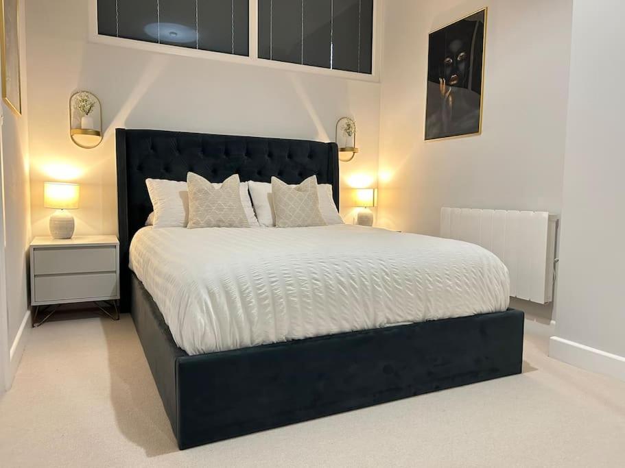 Trendy City Centre Apartment with FREE Parking view 2
