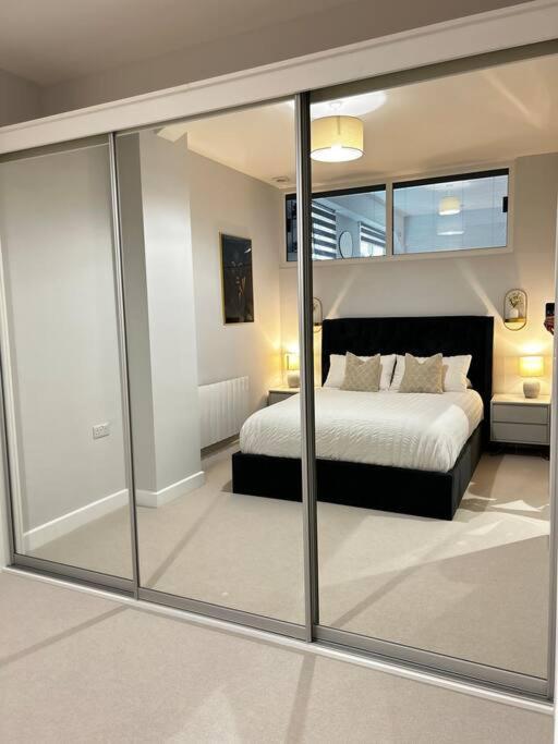 Trendy City Centre Apartment with FREE Parking view 4