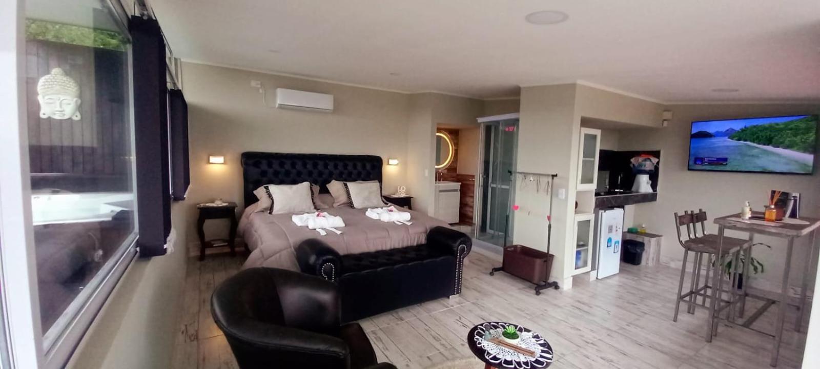 AYRES SUITE