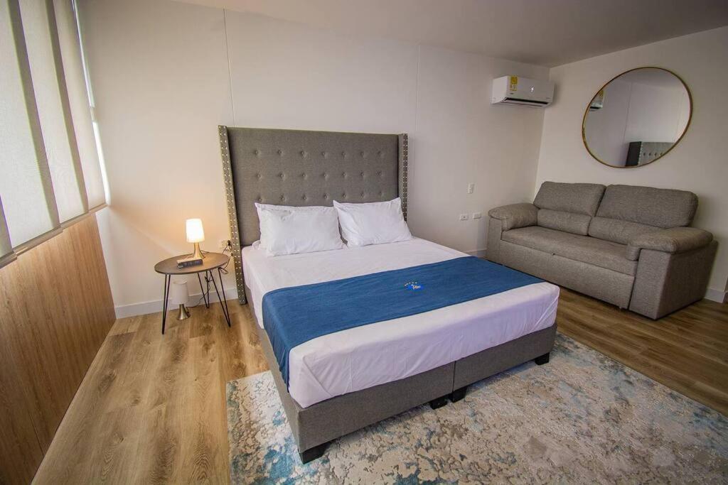 TOP FLOOR Studio Poblado, A/C, Coworking, gym 1416 view 2