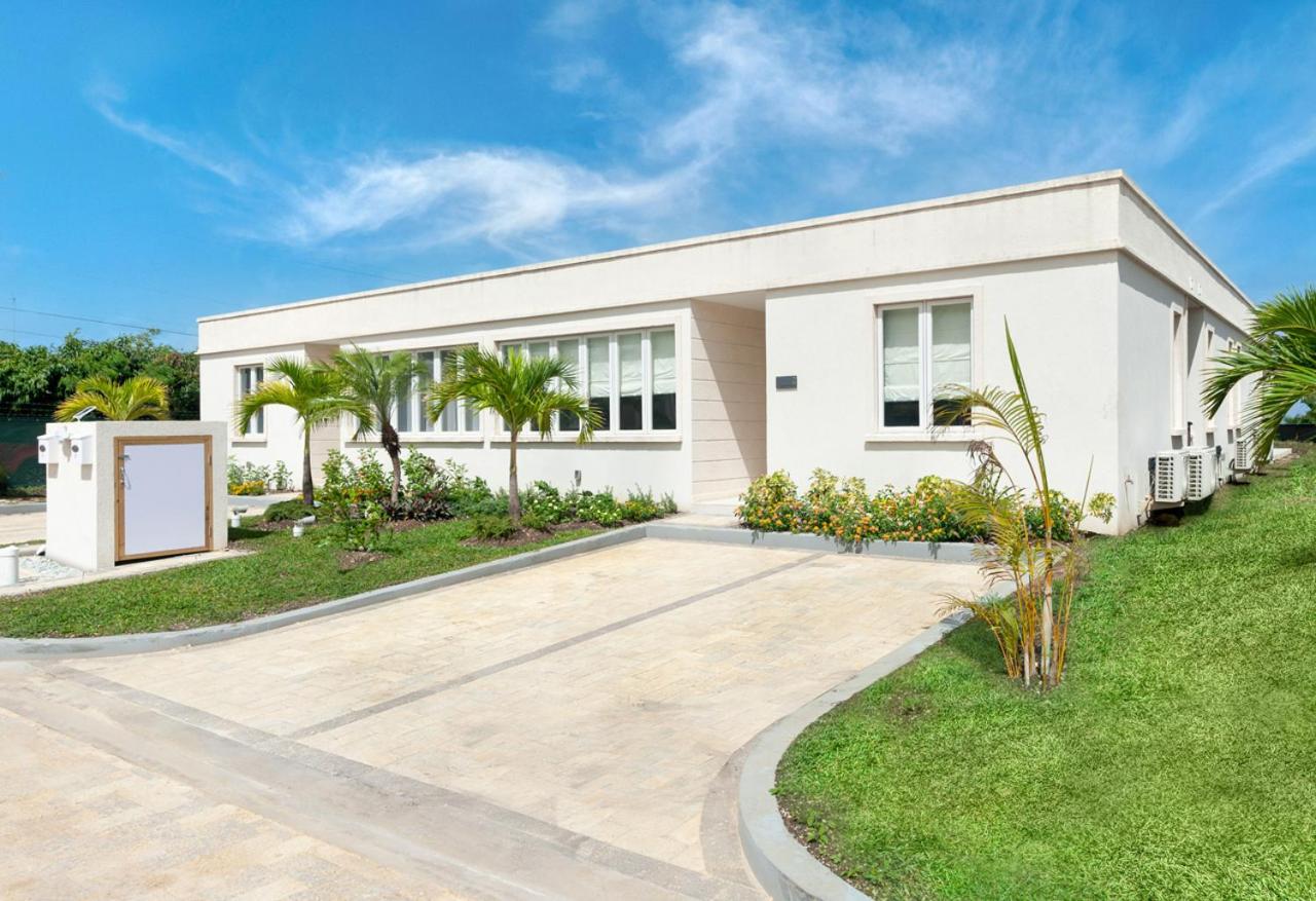 West Coast Luxury Seaview Villa w/Fairmont Beach Membership and Mega Pool