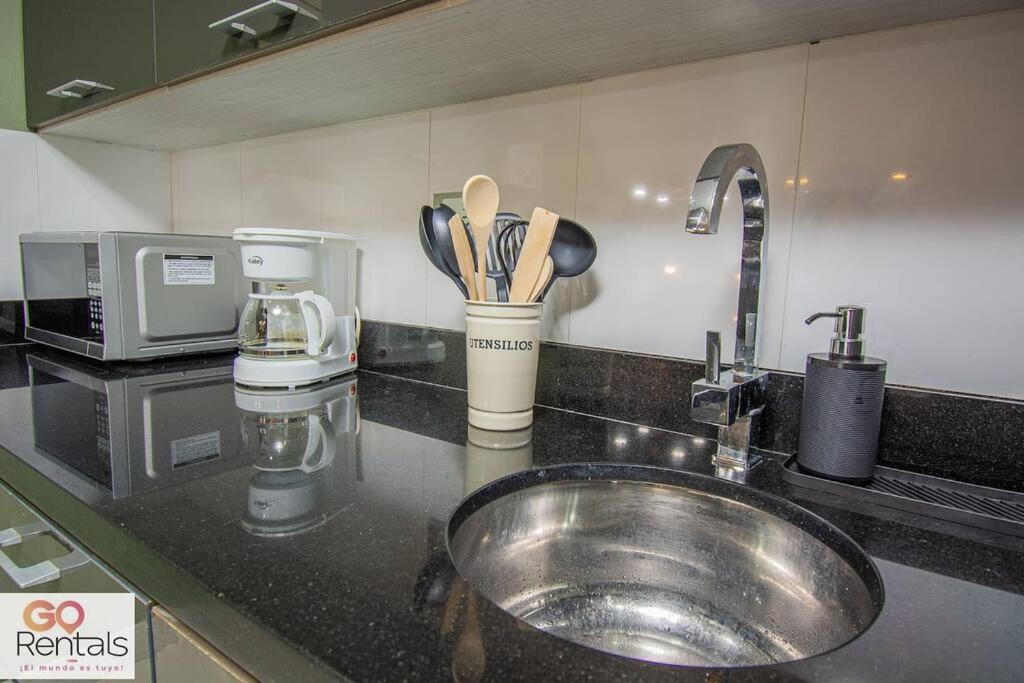 Cozy studio in Poblado, parking, NO FEE 1107