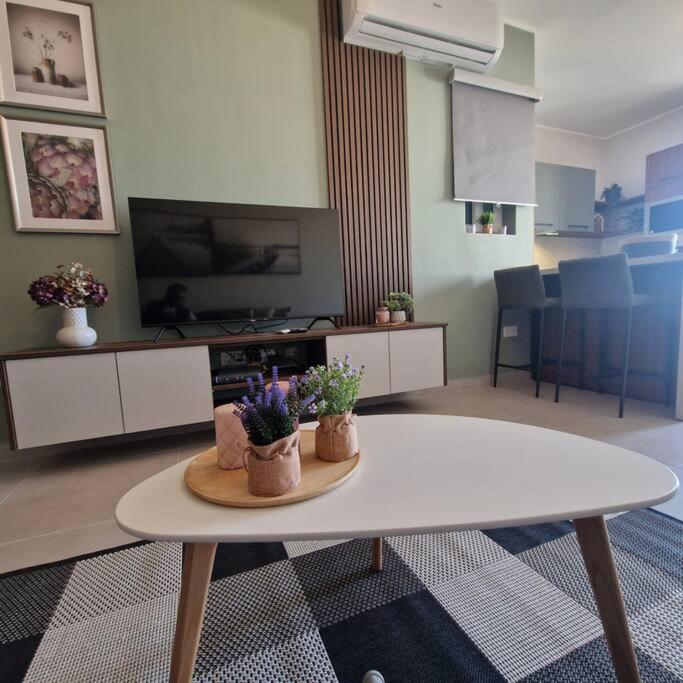 Centrally Located 3BR Sea View by Bus Terminus photo 3