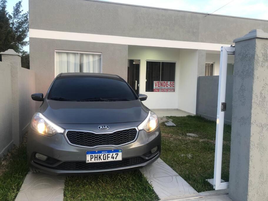 Casa em Atlântida Sul, com 2 quartos e 2 banheiros, com ar condicionado.