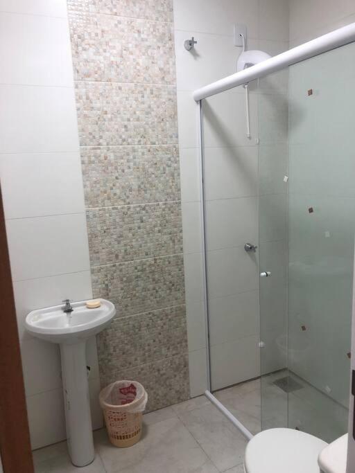 Casa em Atlântida Sul, com 2 quartos e 2 banheiros, com ar condicionado.