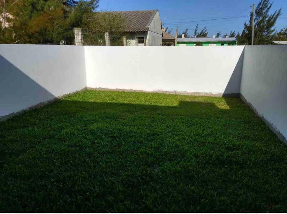 Casa em Atlântida Sul, com 2 quartos e 2 banheiros, com ar condicionado.