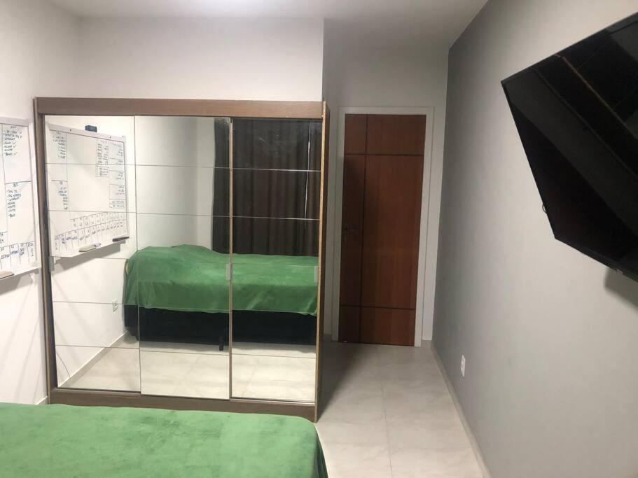 Casa em Atlântida Sul, com 2 quartos e 2 banheiros, com ar condicionado.