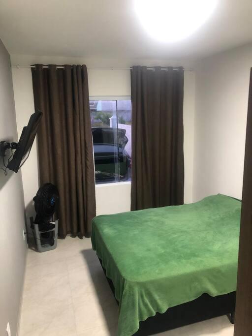 Casa em Atlântida Sul, com 2 quartos e 2 banheiros, com ar condicionado.