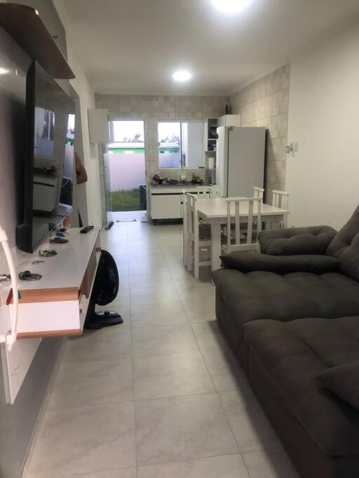 Casa em Atlântida Sul, com 2 quartos e 2 banheiros, com ar condicionado.