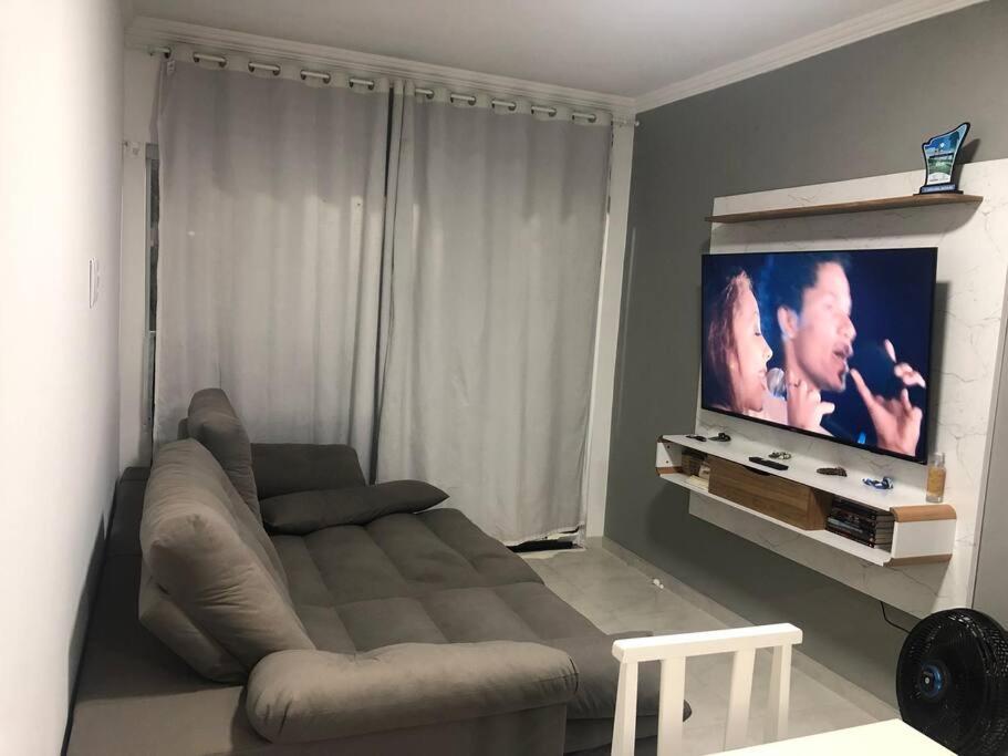 Casa em Atlântida Sul, com 2 quartos e 2 banheiros, com ar condicionado.