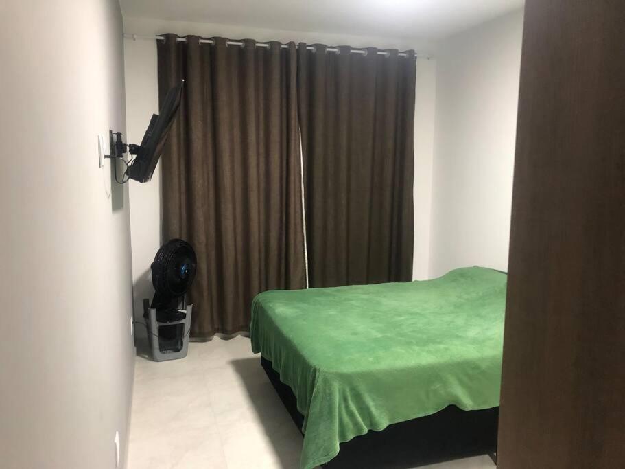 Casa em Atlântida Sul, com 2 quartos e 2 banheiros, com ar condicionado.