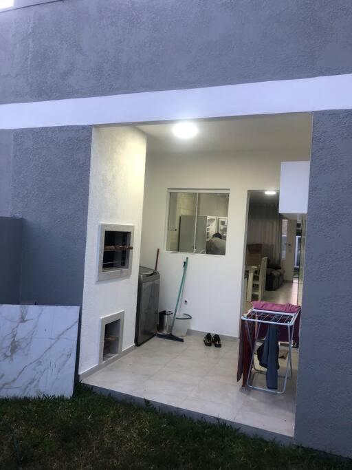 Casa em Atlântida Sul, com 2 quartos e 2 banheiros, com ar condicionado.