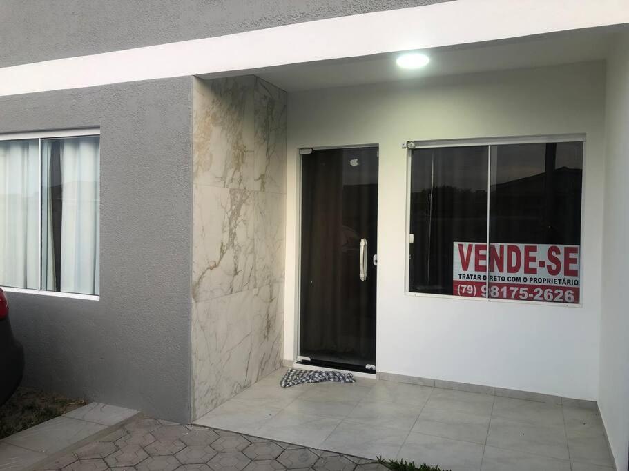 Casa em Atlântida Sul, com 2 quartos e 2 banheiros, com ar condicionado.