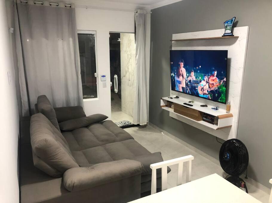 Casa em Atlântida Sul, com 2 quartos e 2 banheiros, com ar condicionado.