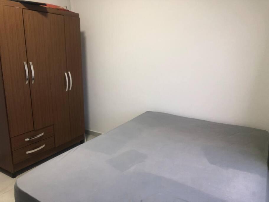 Casa em Atlântida Sul, com 2 quartos e 2 banheiros, com ar condicionado.