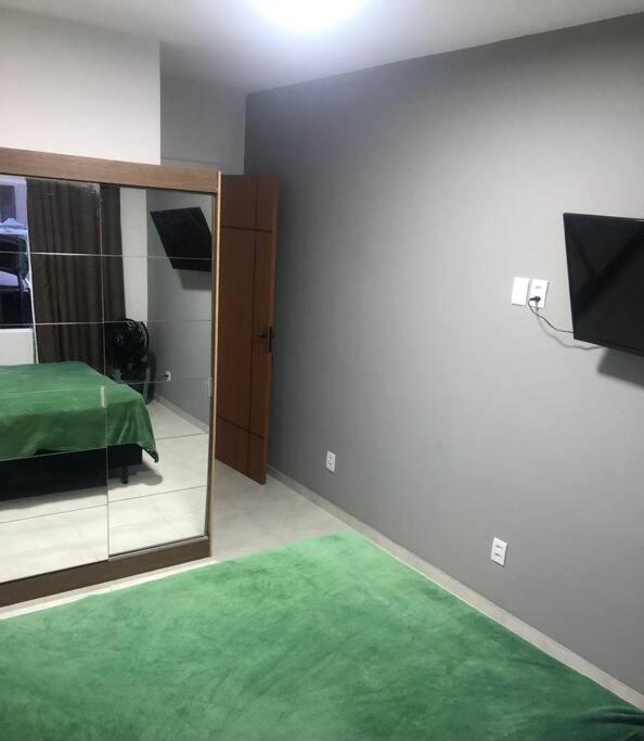 Casa em Atlântida Sul, com 2 quartos e 2 banheiros, com ar condicionado.