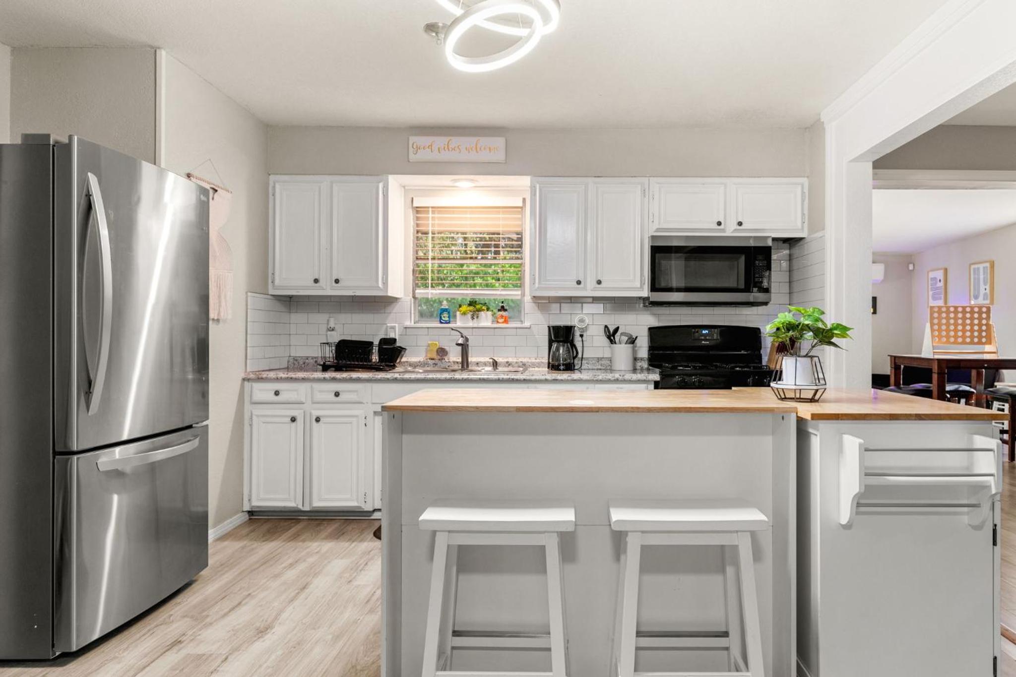 Cozy 3 bedroom with HOT TUB 2 min away from lackland view 4